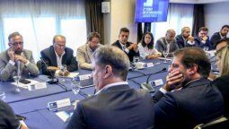 altText(“2 caminos: la visión financiera de Macri o la visión del trabajo y la producción”)}