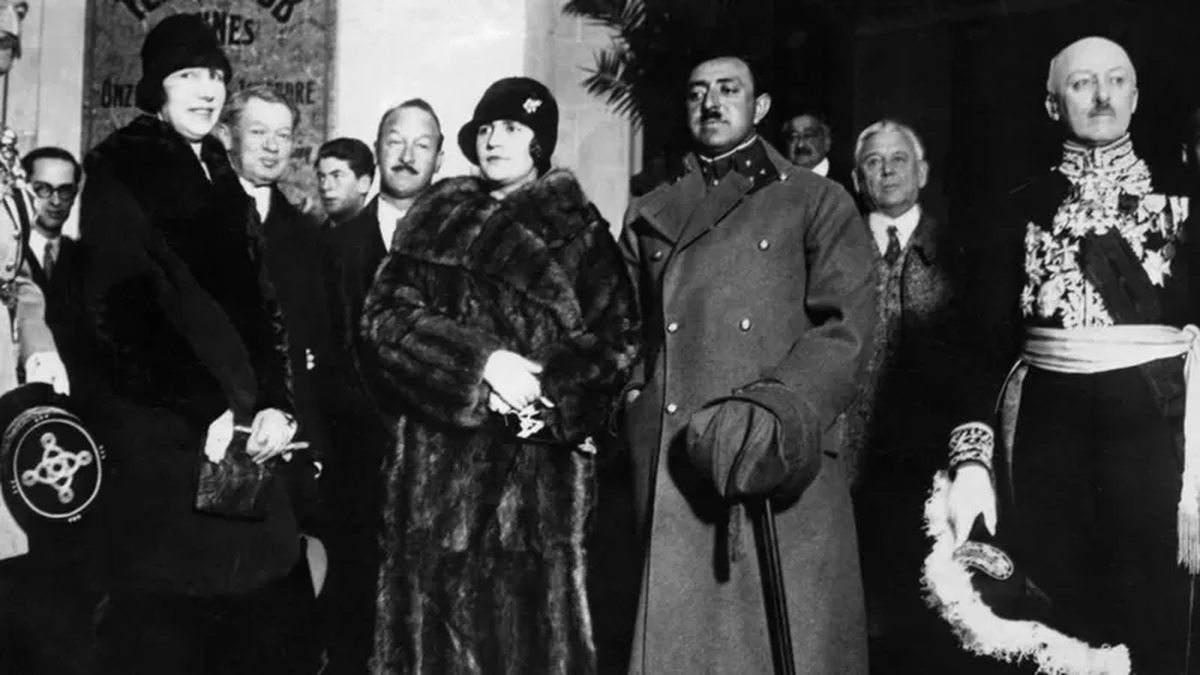 La reina Soraya junto a su esposo en una visita oficial en París en 1928. La reina Soraya junto a su esposo en una visita oficial en París en 1928.