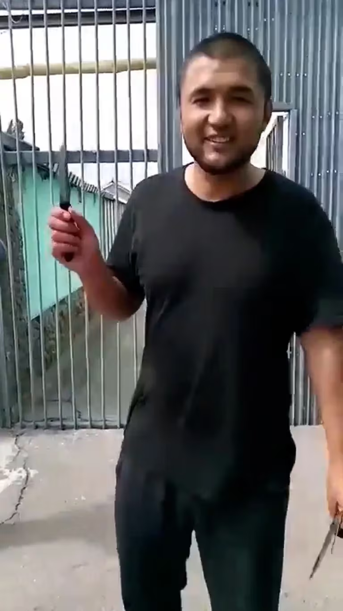 Otro de los reclusos con cuchillo en mano. En junio pasado, prisioneros alineados con ISIS llevaron a cabo un motin en una cárcel en la región sureña de Rostov Otro de los reclusos con cuchillo en mano. En junio pasado, prisioneros alineados con ISIS llevaron a cabo un motin en una cárcel en la región sureña de Rostov