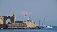 El puerto de Rodas, punto de entrada a una isla donde la historia antigua, la ciudad medieval y el mar Egeo conviven desde hace más de dos mil años. El puerto de Rodas, punto de entrada a una isla donde la historia antigua, la ciudad medieval y el mar Egeo conviven desde hace más de dos mil años.