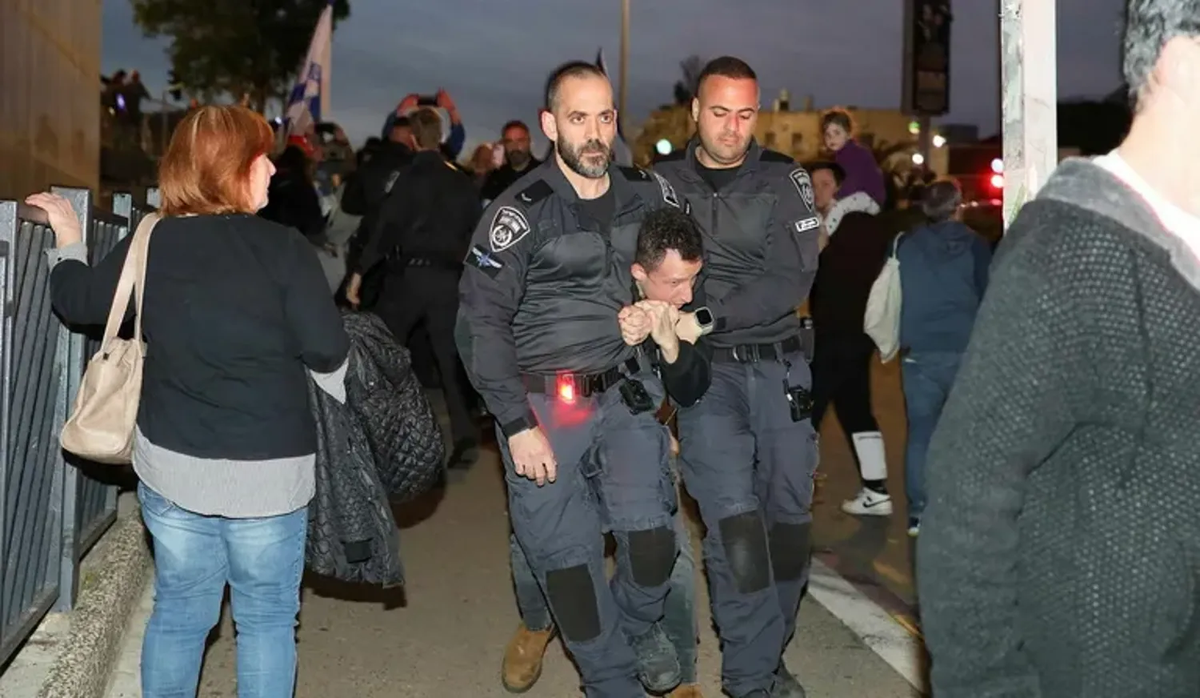 La policía arresta a un manifestante contra la guerra en Haifa el sábado 28/03/2026 por la noche.