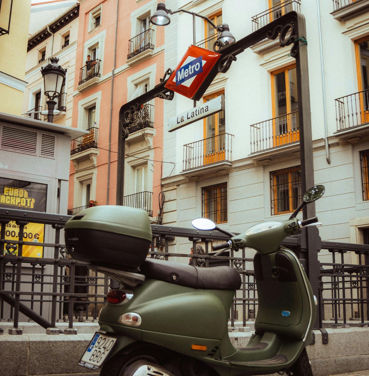 El Metro de Madrid, el punto donde empiezan y terminan muchas noches de bar. El Metro de Madrid, el punto donde empiezan y terminan muchas noches de bar.