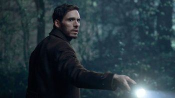 Un aparente suicidio es el punto de partida de esta miniserie. Un aparente suicidio es el punto de partida de esta miniserie.