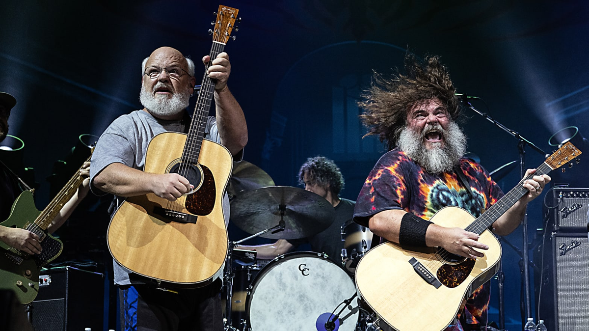 Jack Black tiene una banda de rock en la vida real junto a Kyle Gass llamada Tenacious D. Juntos, tocan canciones en las que mezclan música con humor en los escenarios. Jack Black tiene una banda de rock en la vida real junto a Kyle Gass llamada Tenacious D. Juntos, tocan canciones en las que mezclan música con humor en los escenarios.