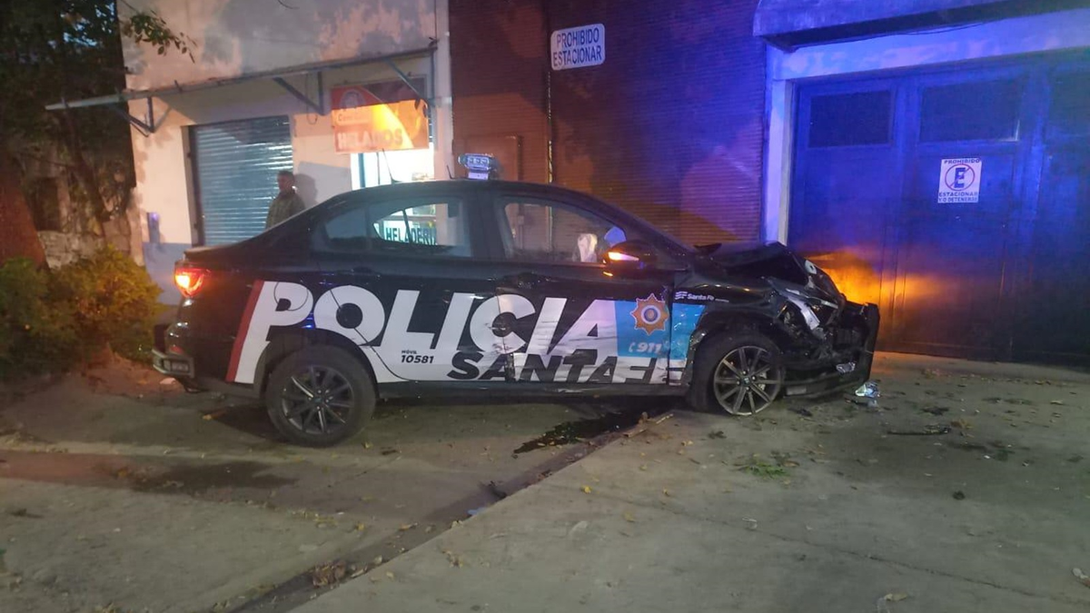 En mayo, uno de los nuevos patrulleros chocó con un utilitario y terminó contra el portón de una casa en Rosario. En mayo, uno de los nuevos patrulleros chocó con un utilitario y terminó contra el portón de una casa en Rosario.