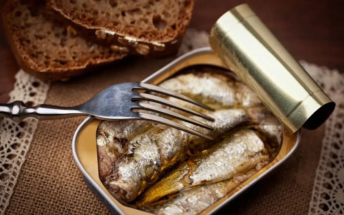 El envejecimiento saludable tiene en las sardinas un incondicional aliado, a condición de hacerles un lugar destacado en la mesa cotidiana.