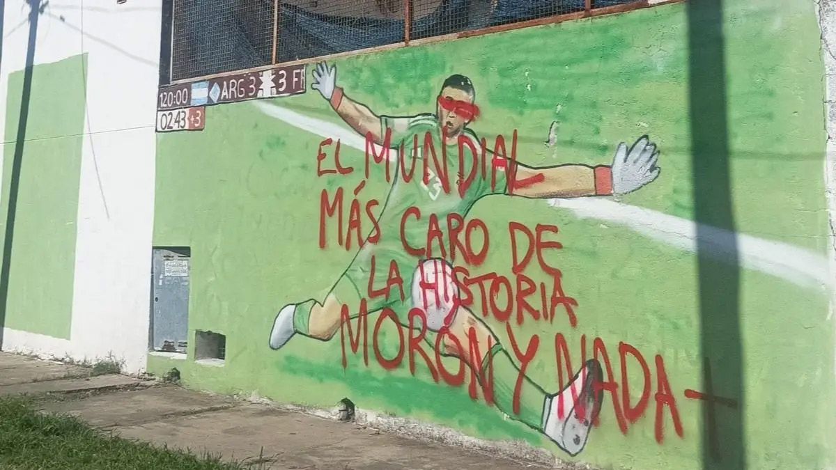 Claudio Chiqui Tapia recibió varios mensajes de advertencia luego de que fueran vandalizados murales de la Selección Argentina por polémicos fallos arbitrales. Claudio Chiqui Tapia recibió varios mensajes de advertencia luego de que fueran vandalizados murales de la Selección Argentina por polémicos fallos arbitrales.