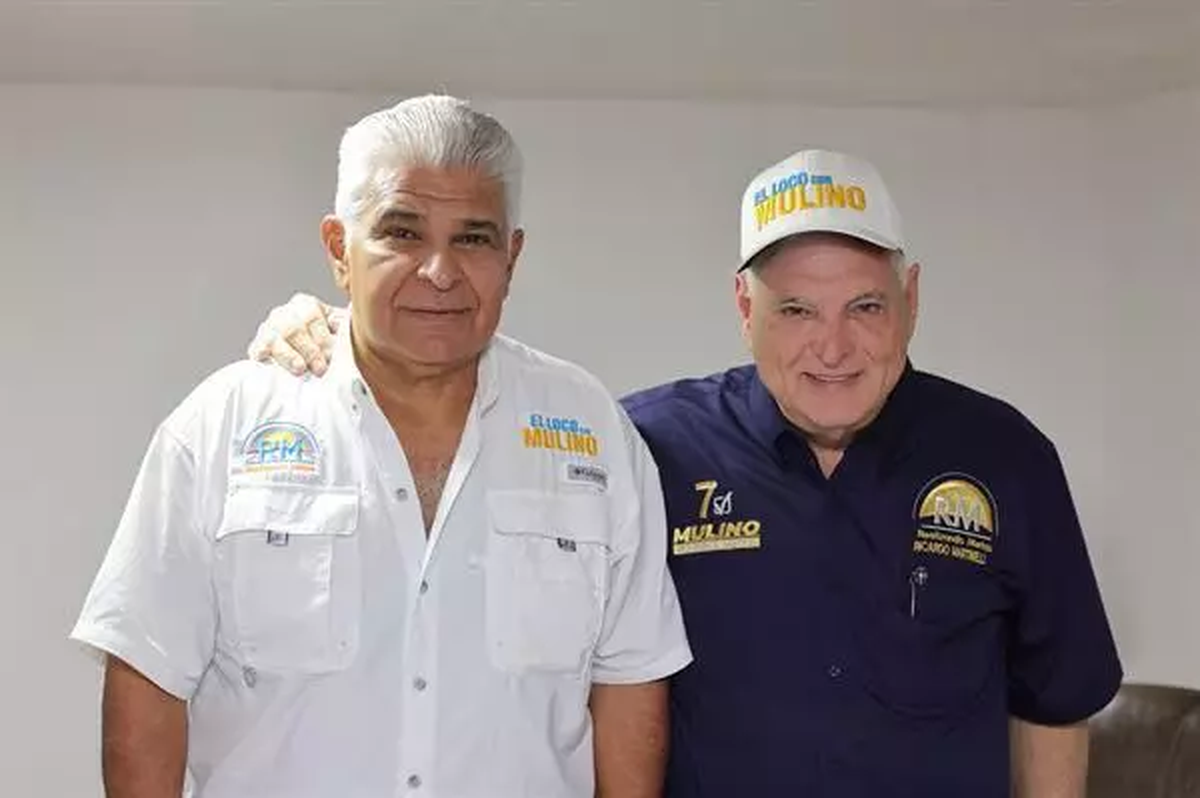 Mulino (i) posando junto al expresidente de Panamá Ricardo Martinelli, quien está asilado en la embajada de Nicaragua en Panamá, este domingo 5 de mayo, en Ciudad de Panamá (Panamá). Mulino (i) posando junto al expresidente de Panamá Ricardo Martinelli, quien está asilado en la embajada de Nicaragua en Panamá, este domingo 5 de mayo, en Ciudad de Panamá (Panamá).
