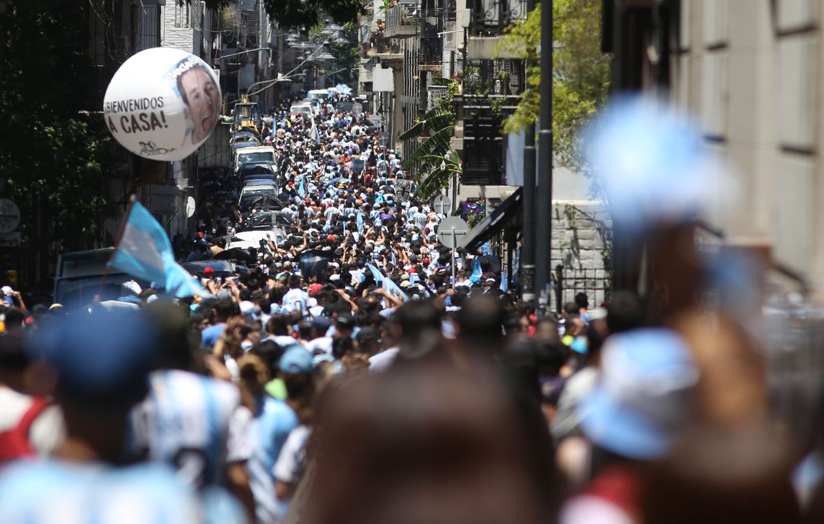 Hinchas aguardan el paso de la selección argentina en el barrio de Constitución.
