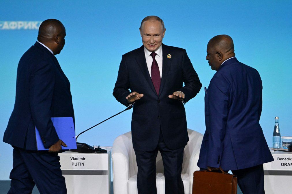 Vladimir Putin trata de ganarse a las naciones africanas.