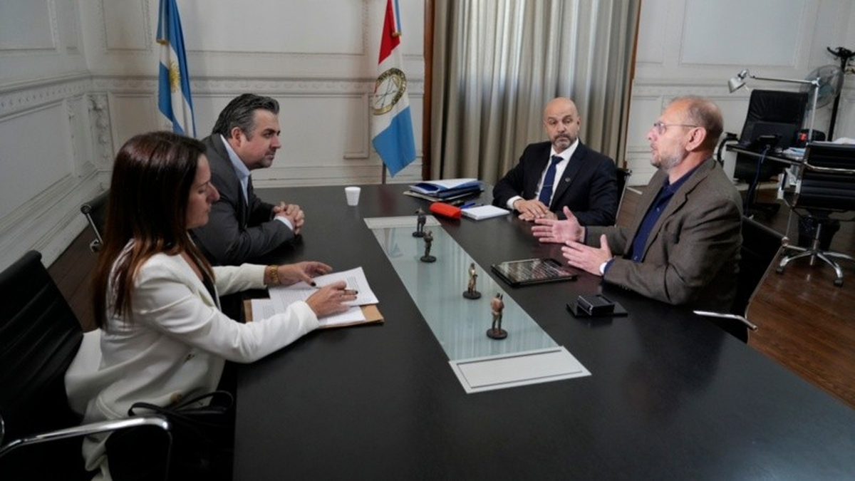 Este encuentro tuvo lugar en la oficina del Ministro de Seguridad, Rosario. Este encuentro tuvo lugar en la oficina del Ministro de Seguridad, Rosario. 