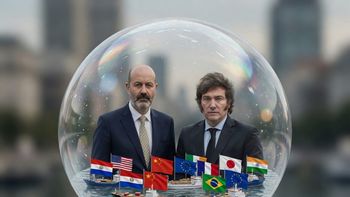 Federico Sturzenegger y Javier Milei en su burbuja. Federico Sturzenegger y Javier Milei en su burbuja.
