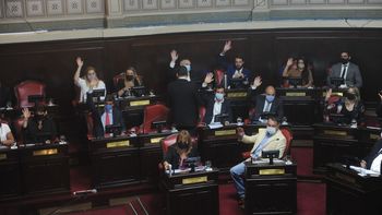 Con la reelección indefinida en la provincia de Buenos Aires, la UCR volvió a mostrar las verdaderas preocupaciones de la clase política, y su gran similitud con el PJ. Con la reelección indefinida en la provincia de Buenos Aires, la UCR volvió a mostrar las verdaderas preocupaciones de la clase política, y su gran similitud con el PJ.