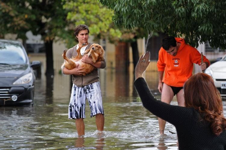 La presidente Cristina Fernández no dejó pasar la oportunidad de autoreferenciarse en medio del dolor de las víctimas del temporal de La Plata. Foto: NA. Montaje: Urgente24.