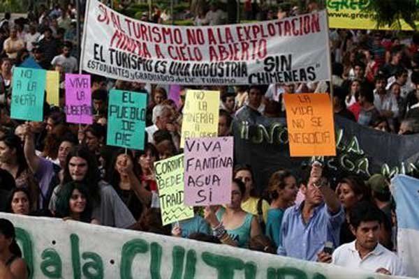 Manifestantes en La Rioja, protestan contra la explotación minera en Famatina