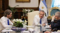 El presidente Alberto Fernández acorralado por Cristina Kirchner, Sergio Massa, el dólar, la inflación y los rumores. Demasiados frentes abiertos...