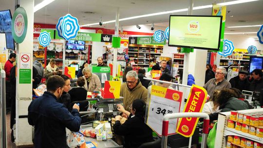 La firma trasandina suma meses de cierre de sucursales y despidos en Vea, y ahora también en Easy. La firma trasandina suma meses de cierre de sucursales y despidos en Vea, y ahora también en Easy.