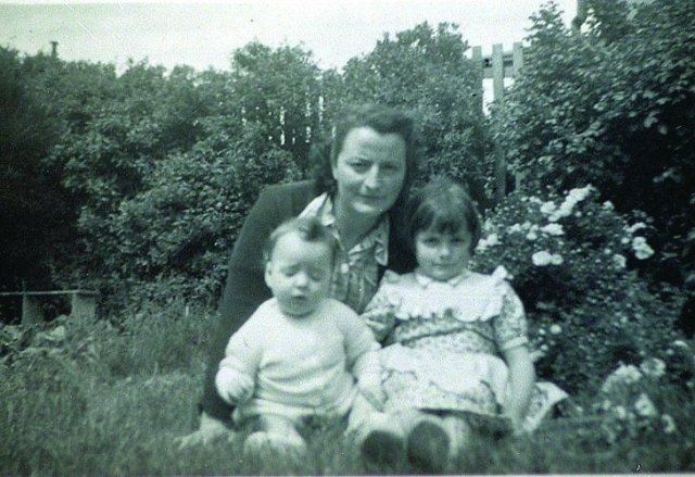 Foto de infancia: Néstor Carlos Kirchner junto a su madre María Juana Ostoic y a su hermana mayor, Alicia.