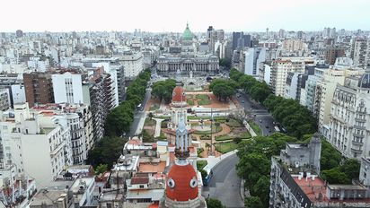 Historias de la plaza de Javier Milei e Isidro Lorea