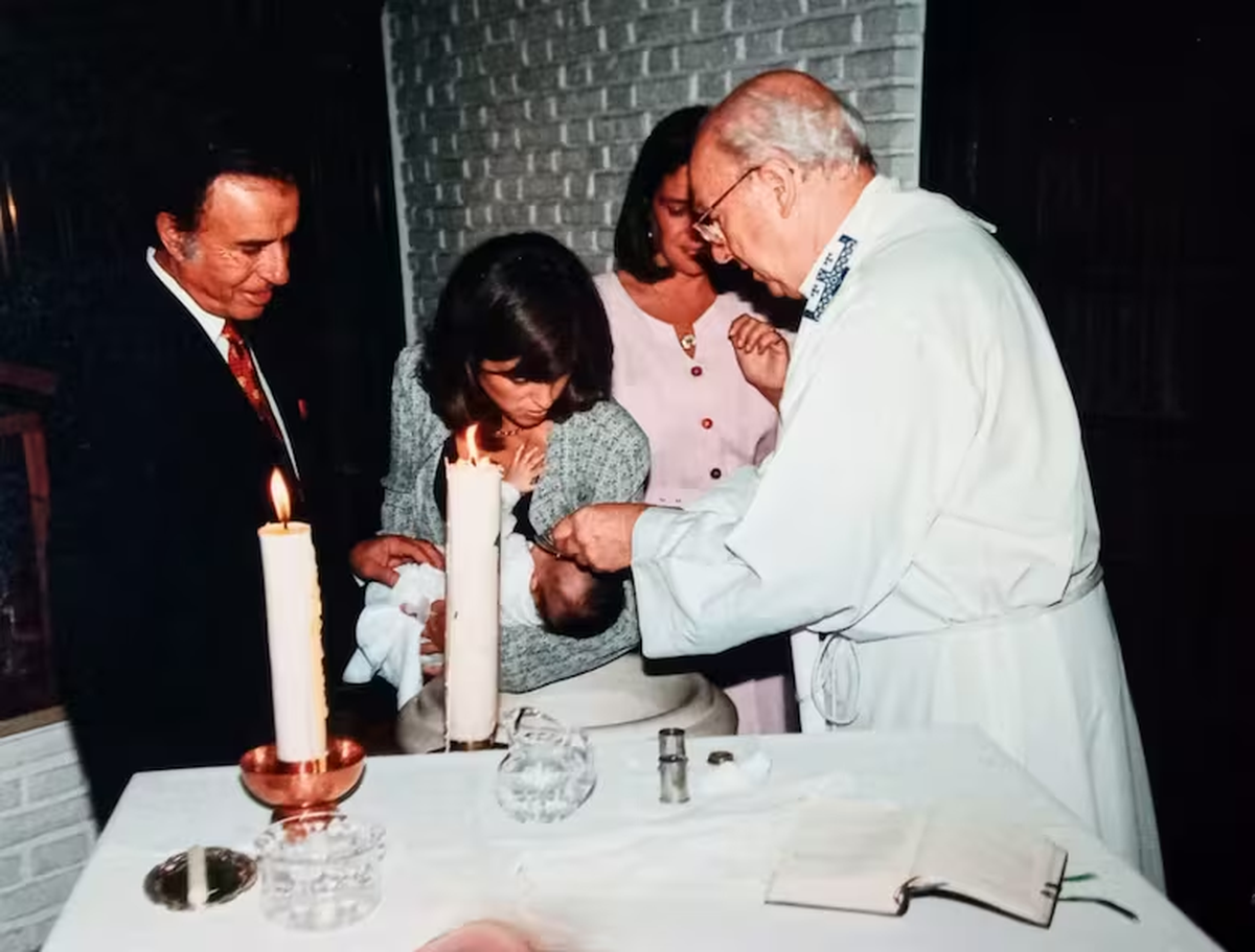 Carlos Menem bautizó a uno de sus apadrinados en la Quinta de Olivos, en 1996 | GENTILEZA DE IMAGEN Carlos Menem bautizó a uno de sus apadrinados en la Quinta de Olivos, en 1996 | GENTILEZA DE IMAGEN