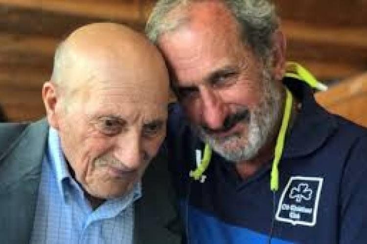 Sergio Catalán (izquierda), junto a uno de los sobrevivientes del accidente.