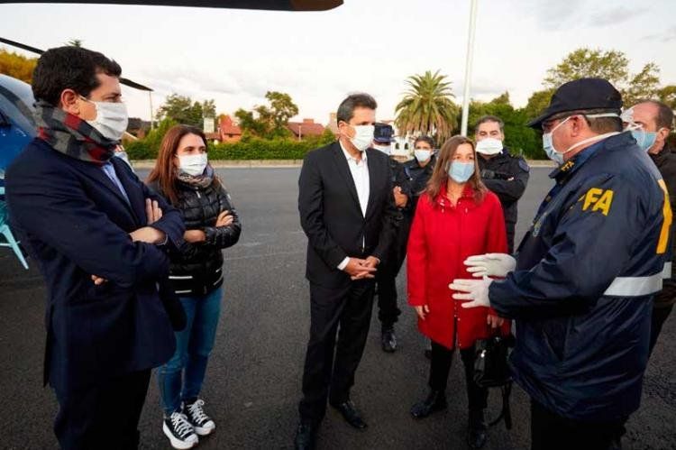Eduardo de Pedro, Sergio Massa y Sabina Frederic reciben una explicación de un oficial de la Policía Federal Argentina.