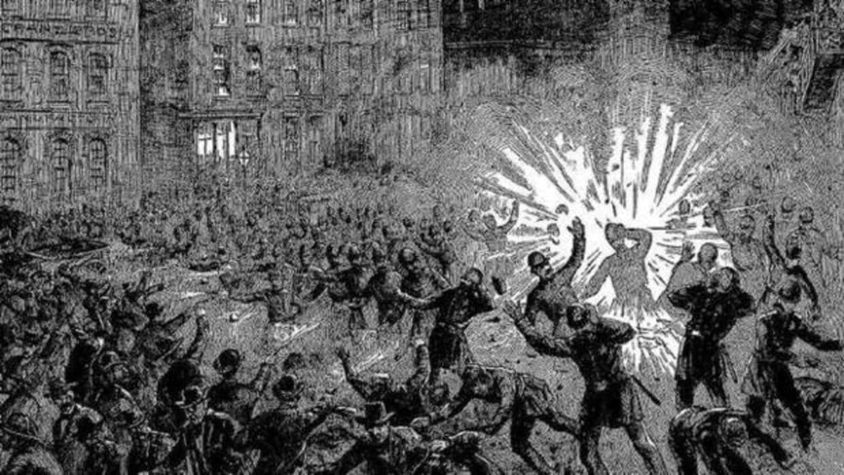 El 1 de mayo de 1886, trabajadores de Chicago que se reunieron en reclamo por sus derechos laborales, murieron víctimas de la represión policial en la Revuelta de Haymarket. Una bomba había explotado y matado a un oficial, lo que habilitó que se abriera fuego sobre la multitud. El 1 de mayo de 1886, trabajadores de Chicago que se reunieron en reclamo por sus derechos laborales, murieron víctimas de la represión policial en la Revuelta de Haymarket. Una bomba había explotado y matado a un oficial, lo que habilitó que se abriera fuego sobre la multitud.