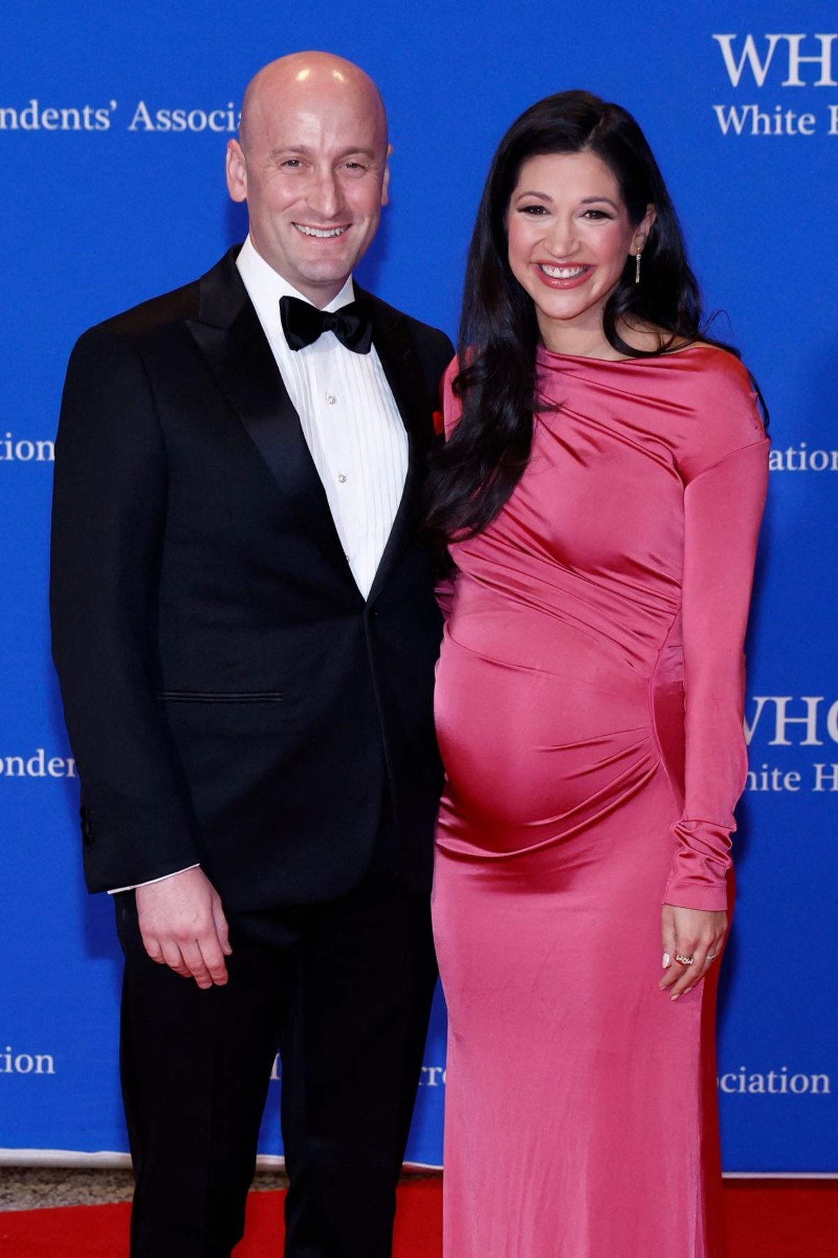 Ideólogo de la persecución a inmigrantes, Stephen Miller y Katie Miller asisten a la Cena de Corresponsales de la Casa Blanca de 2026 en el Washington Hilton el 25/04/2026 en Washington, DC. Ideólogo de la persecución a inmigrantes, Stephen Miller y Katie Miller asisten a la Cena de Corresponsales de la Casa Blanca de 2026 en el Washington Hilton el 25/04/2026 en Washington, DC.