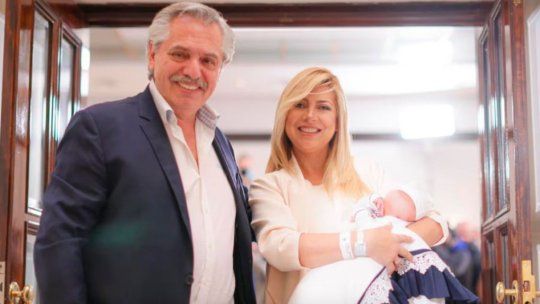 Alberto Fernández y Fabiola Yañez saliendo de la clínica cuando nació Francisco.