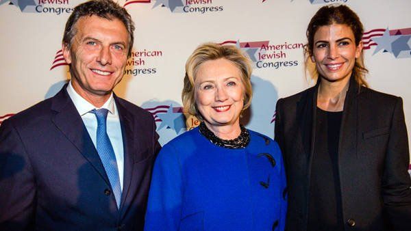 Hillary Clinton entre Juliana Awada y Mauricio Macri: No hay foto similar con Donald Trump.