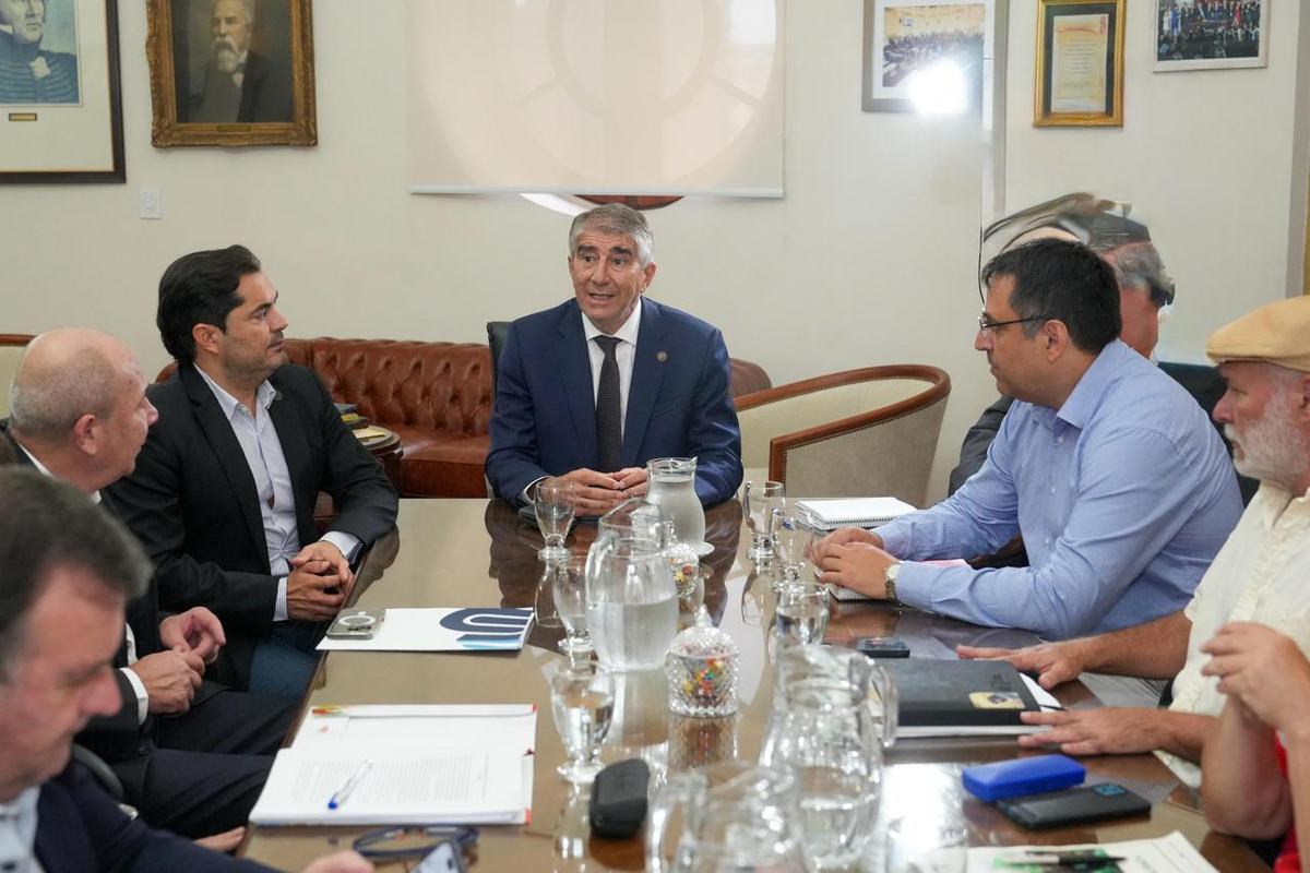 La Provincia realizó la primera reunión paritaria con ATE y UPCN. La Provincia realizó la primera reunión paritaria con ATE y UPCN.