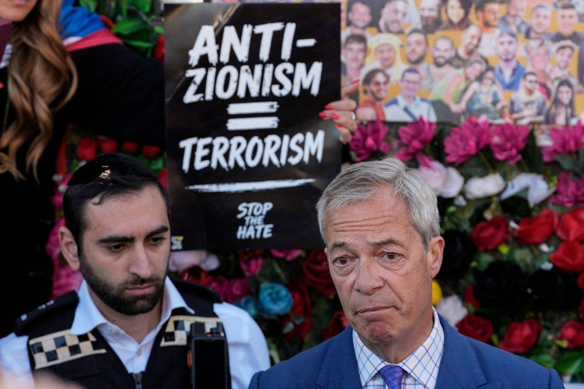 Nigel Farage visitó Golders Green tras el ataque con cuchillo contra dos hombres judíos. El Gobierno británico anunció £25 millones extra para reforzar la seguridad de sinagogas, escuelas y centros comunitarios. Nigel Farage visitó Golders Green tras el ataque con cuchillo contra dos hombres judíos. El Gobierno británico anunció £25 millones extra para reforzar la seguridad de sinagogas, escuelas y centros comunitarios.