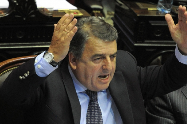 Negri arremetió contra el Gobierno y pide que se le quiten los poderes a Cafiero.