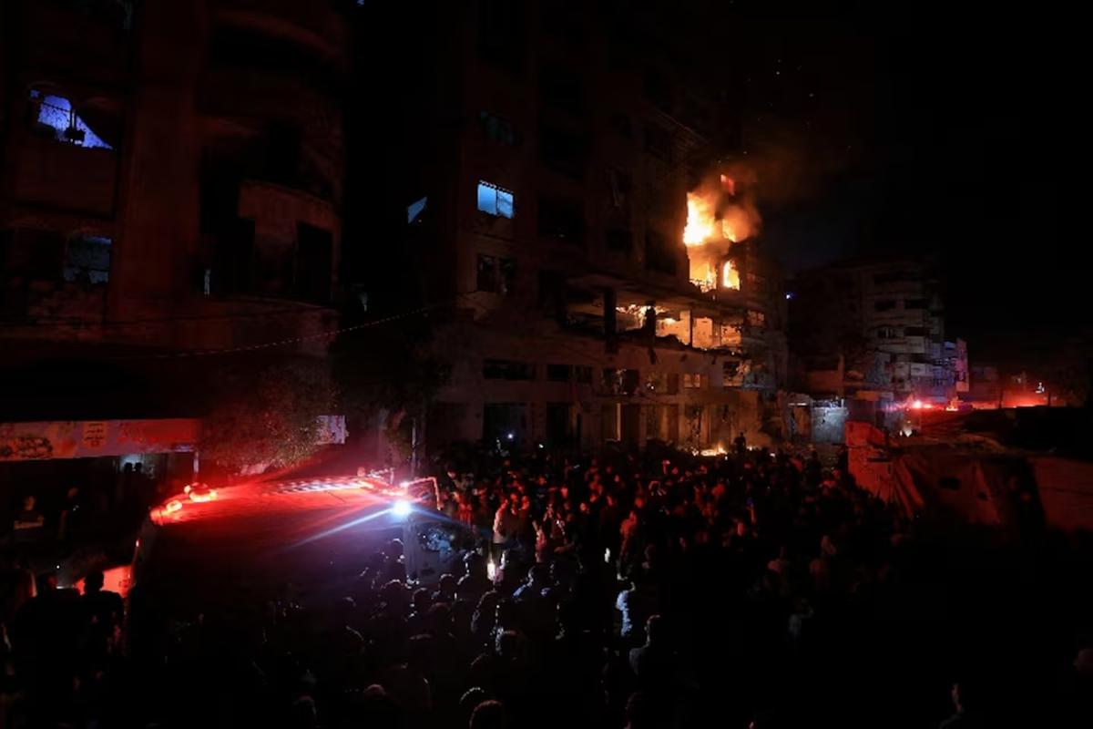 Un incendio arde en un apartamento residencial tras un bombardeo israelí, según el Ministerio de Salud, en la ciudad de Gaza, 15 de mayo de 2026. | REUTERS/Dawoud Abu Alkas Un incendio arde en un apartamento residencial tras un bombardeo israelí, según el Ministerio de Salud, en la ciudad de Gaza, 15 de mayo de 2026. | REUTERS/Dawoud Abu Alkas
