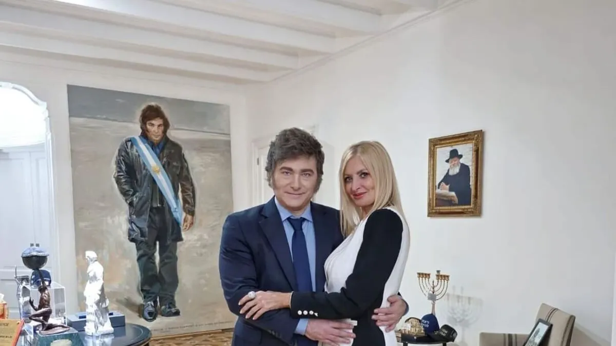 Milei junto a la conductora. Milei junto a la conductora. 