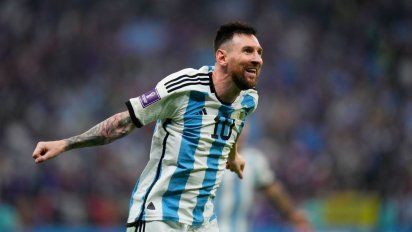 Increíble: Ronaldo se rinde a los pies de Messi: 