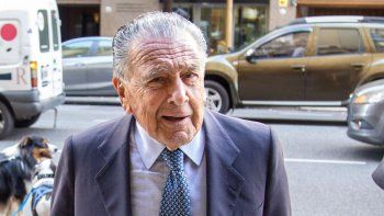 Eduardo Eurnekian, al llegar al hotel Alvear. Cuando se retiró, lanzó otra fuerte chicana a Javier Milei. Eduardo Eurnekian, al llegar al hotel Alvear. Cuando se retiró, lanzó otra fuerte chicana a Javier Milei.