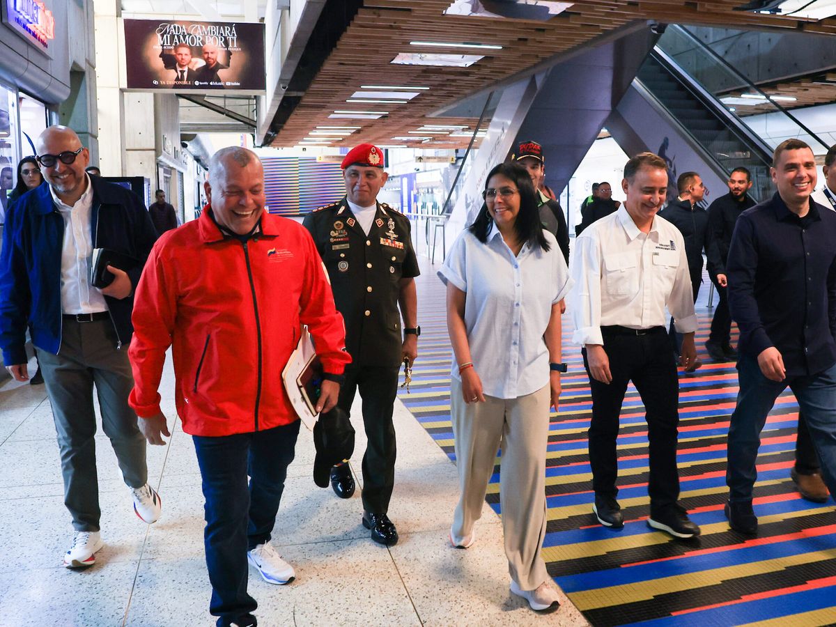 Delcy Rodríguez, Aníbal Coronado Millán y otros colaboradores. Delcy Rodríguez, Aníbal Coronado Millán y otros colaboradores.