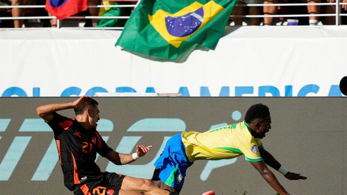 Vinicius Jr fue una de las figuras del partido que Brasil empató 1-1 con Colombia de la Copa América 2024 tras una jugada que pudo costarle la expulsión. Vinicius Jr fue una de las figuras del partido que Brasil empató 1-1 con Colombia de la Copa América 2024 tras una jugada que pudo costarle la expulsión.
