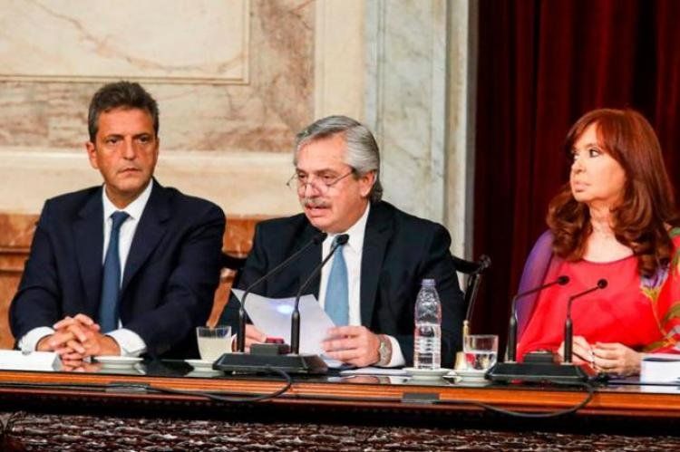 Alberto Fernández junto al presidente de la cámara de Diputados Sergio Massa, y la vicepresidenta de la nación Cristina Fernández.