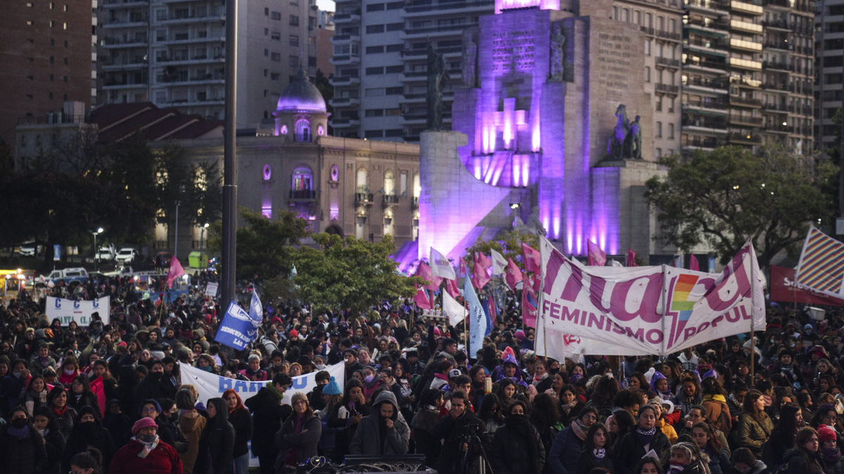 Una marea violeta en un contexto cada vez más crítico. Una marea violeta en un contexto cada vez más crítico.