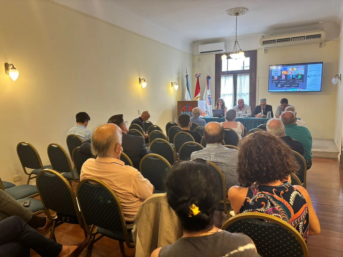 Reunión de Fisfe en la que se expone la coyuntura de la economía local y nacional. Reunión de Fisfe en la que se expone la coyuntura de la economía local y nacional.