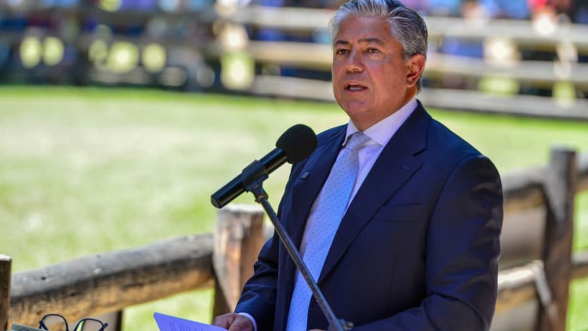 El gobernador de Neuquén, Rolando Figueroa, encabezó un acto en la Expo Rural de Junín de Los Andes, anunció becas a estudiantes y el crédito rural. El gobernador de Neuquén, Rolando Figueroa, encabezó un acto en la Expo Rural de Junín de Los Andes, anunció becas a estudiantes y el crédito rural.