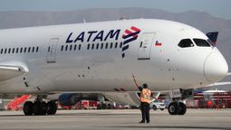 En Brasil, Latam firmó un acuerdo en septiembre para comprar hasta 74 aviones de fuselaje estrecho a Embraer. En Brasil, Latam firmó un acuerdo en septiembre para comprar hasta 74 aviones de fuselaje estrecho a Embraer.