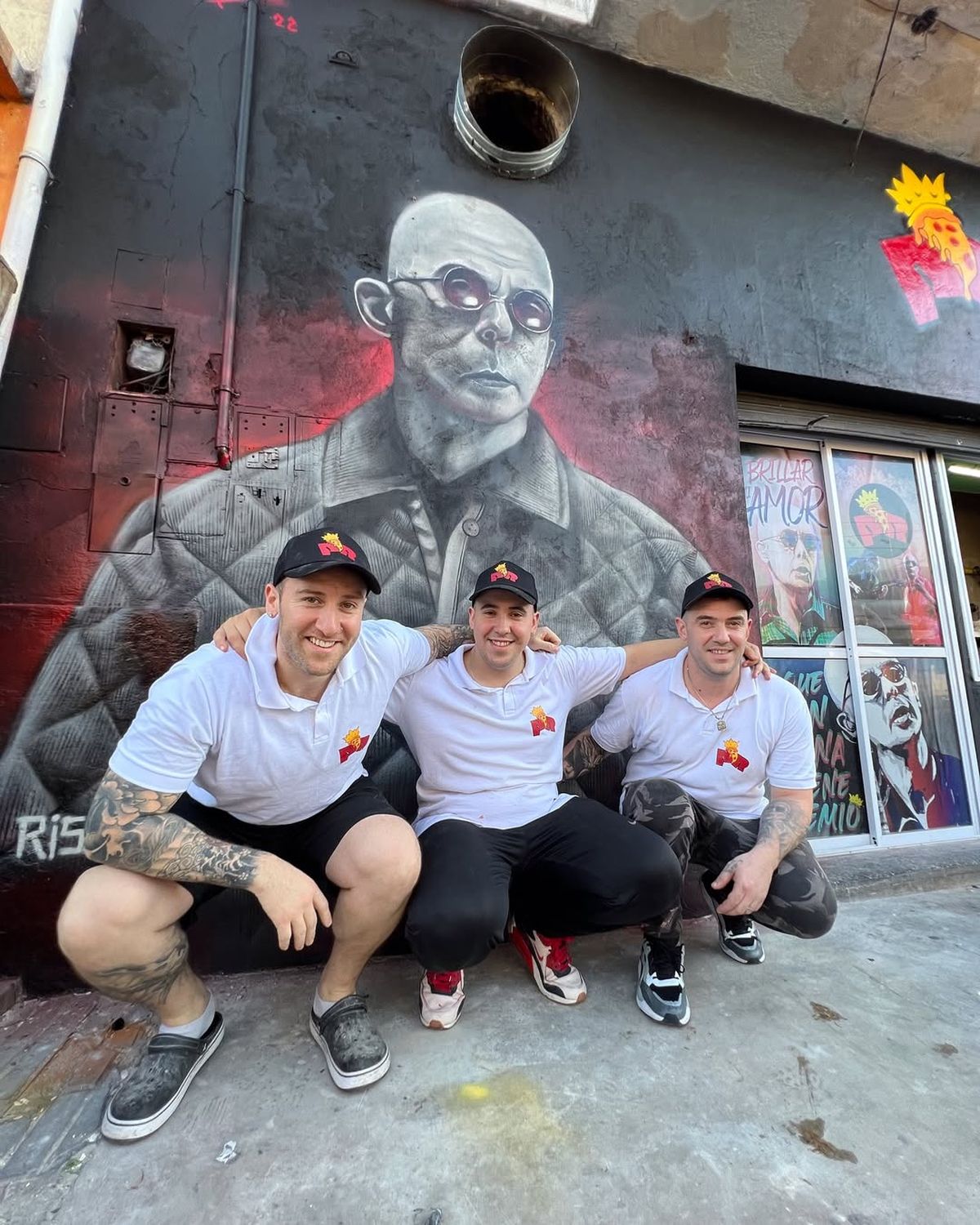 Los tres hermanos presentes. Los tres hermanos presentes.