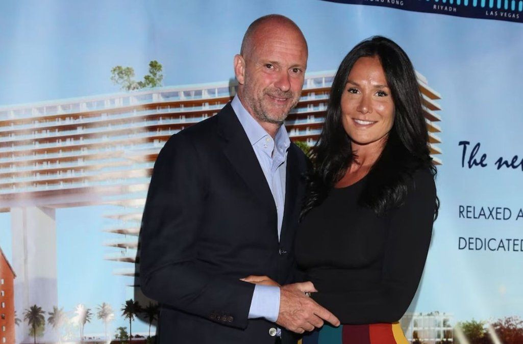 Nicole Minetti, amiga personal de Berlusconi, junto a su marido, el empresario Giuseppe Cipriani. Una investigación publicada por el diario italiano Il Fatto Quotidiano reveló el vínculo de Cipriani con el financista estadounidense Jeffrey Epstein, fallecido en 2019 y señalado como figura central en una red internacional de abuso y trata de menores. Nicole Minetti, amiga personal de Berlusconi, junto a su marido, el empresario Giuseppe Cipriani. Una investigación publicada por el diario italiano Il Fatto Quotidiano reveló el vínculo de Cipriani con el financista estadounidense Jeffrey Epstein, fallecido en 2019 y señalado como figura central en una red internacional de abuso y trata de menores.