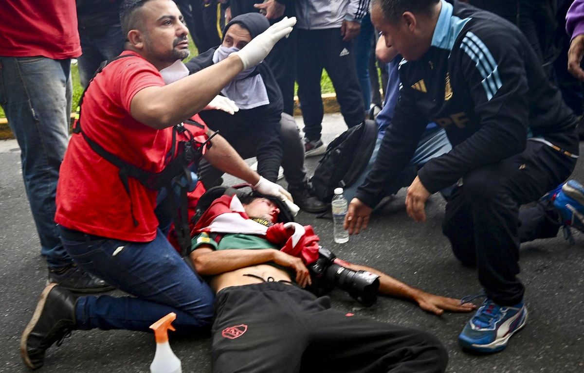 Pablo Grillo siendo atendido tras recibir el impacto. Pablo Grillo siendo atendido tras recibir el impacto.