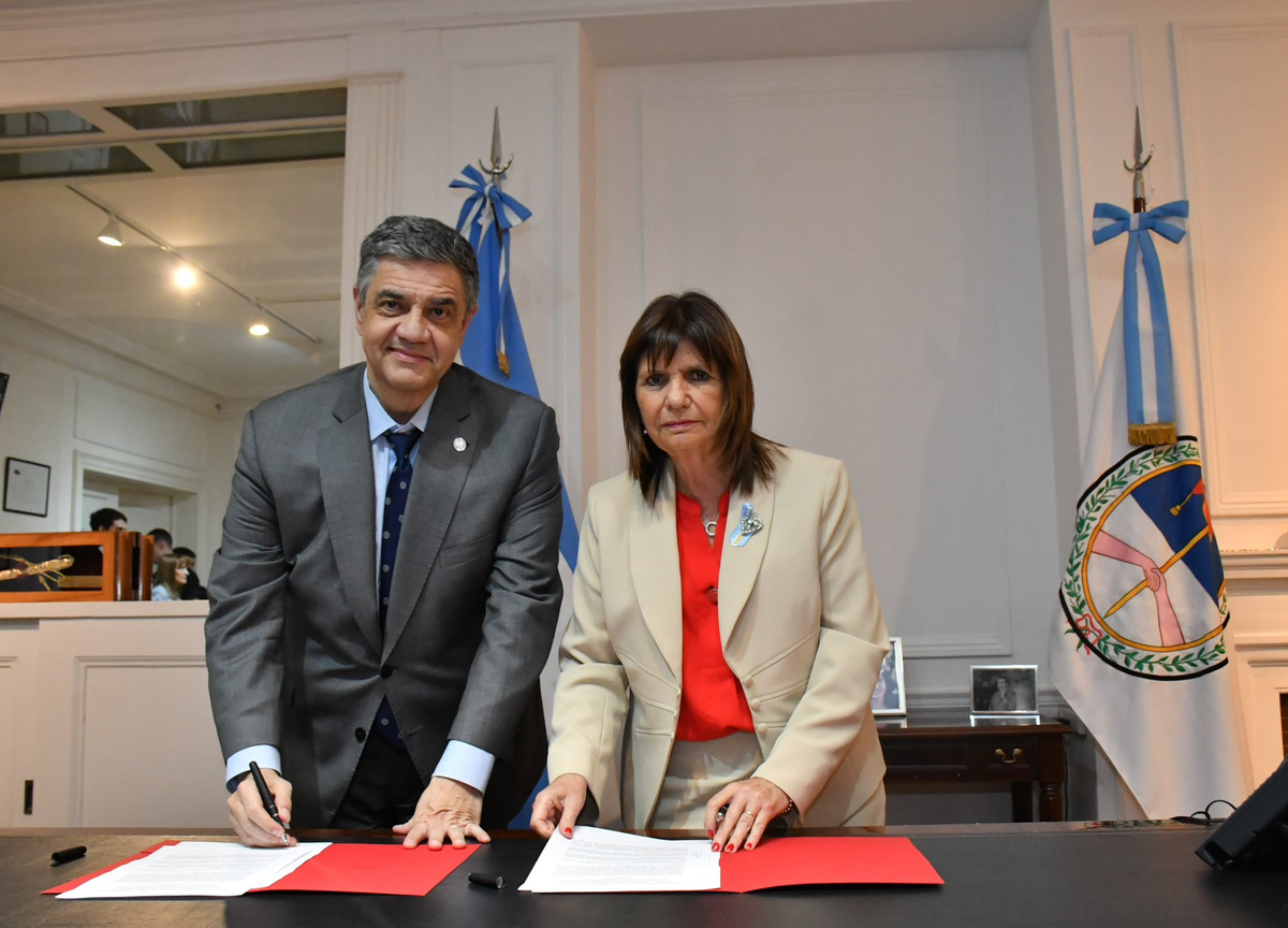 Patricia Bullrich con Jorge Macri el 12/12 cuando firmaron en la CABA el acuerdo para iniciar la transferencia del control del sistema penitenciario para delitos no federales (Foto: Twitter Jorge Macri) Patricia Bullrich con Jorge Macri el 12/12 cuando firmaron en la CABA el acuerdo para iniciar la transferencia del control del sistema penitenciario para delitos no federales (Foto: Twitter Jorge Macri)