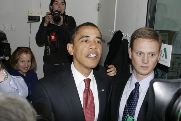 No es verdad que USA e Irán se hayan puesto de acuerdo para abrir contactos bilaterales ni en ninguna otra cosa, desmintió de inmediato el portavoz del Consejo de Seguridad Nacional, Tommy Vietor (der), colaborador de Barack Obama (izq.).