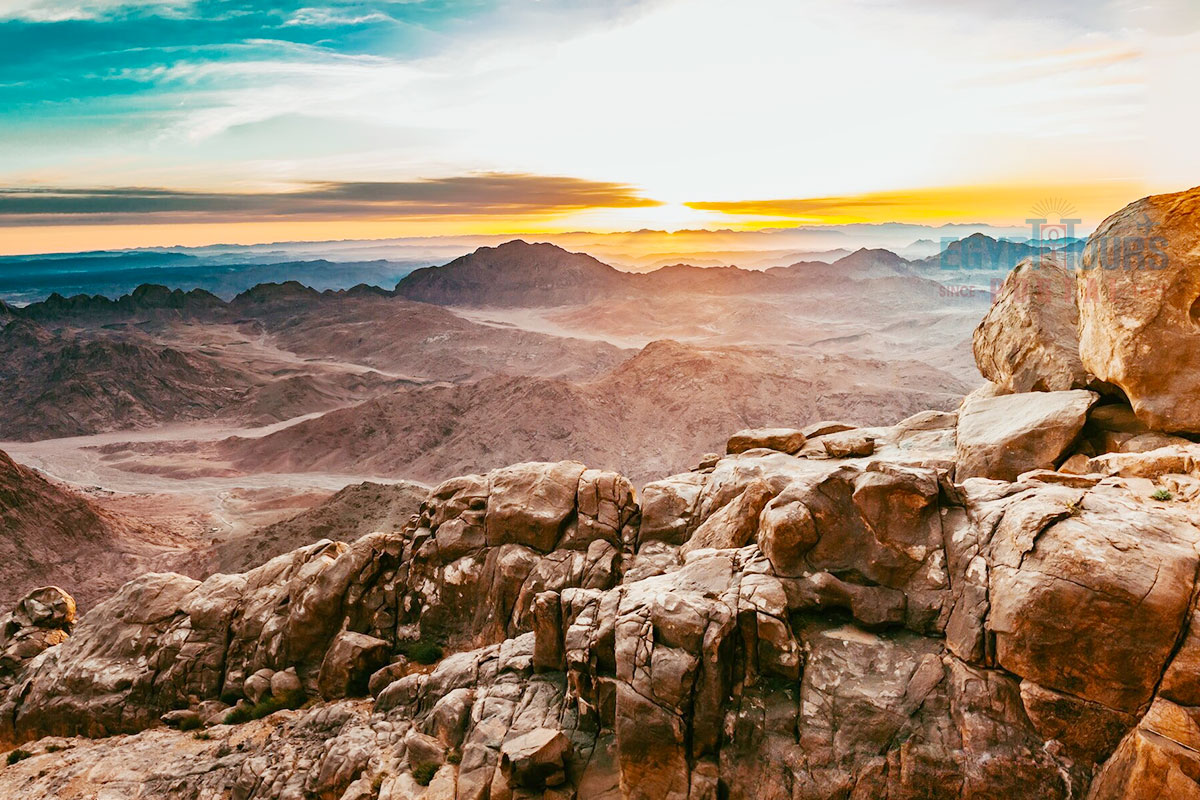 Israel, Monte Sinaí. Haaretz recoge la experiencia de un grupo de jóvenes que huyen de los misiles hacia los parajes donde la cosmogonía hebrea plantea que Dios apareció a Moisés. Israel, Monte Sinaí. Haaretz recoge la experiencia de un grupo de jóvenes que huyen de los misiles hacia los parajes donde la cosmogonía hebrea plantea que Dios apareció a Moisés. 